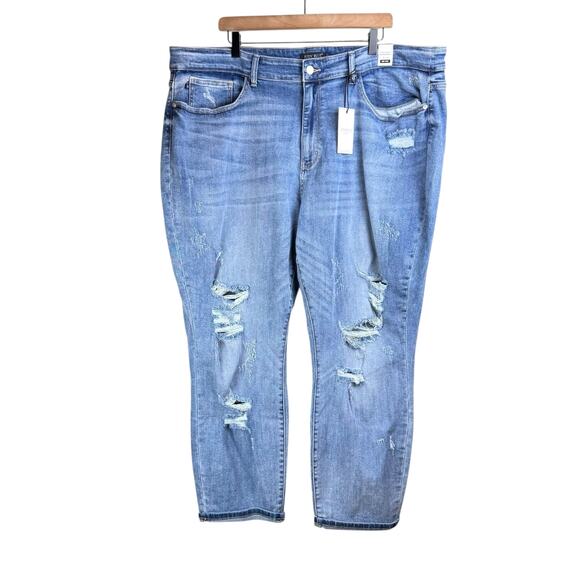 Judy Blue NWT 24W Boyfriend Fit Mid Rise Medium Wash Cropped Distressed Jeans - Picture 1 of 10